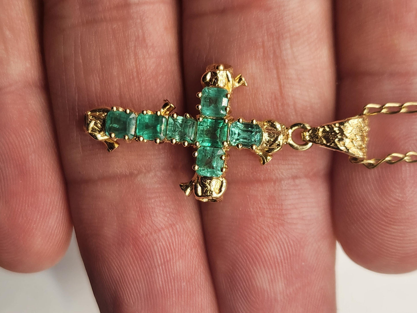 18kt Yellow Gold Cross pendant with Colombian Emeralds – A Touch of Classic Elegance and Brilliant Exclusivity" gifts, natural emerald