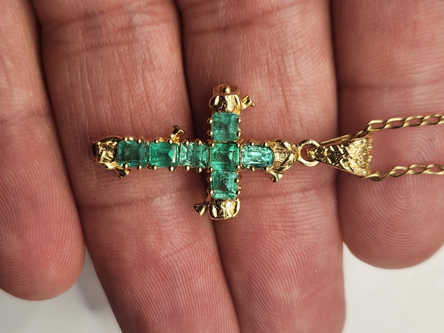 18kt Yellow Gold Cross pendant with Colombian Emeralds – A Touch of Classic Elegance and Brilliant Exclusivity" gifts, natural emerald