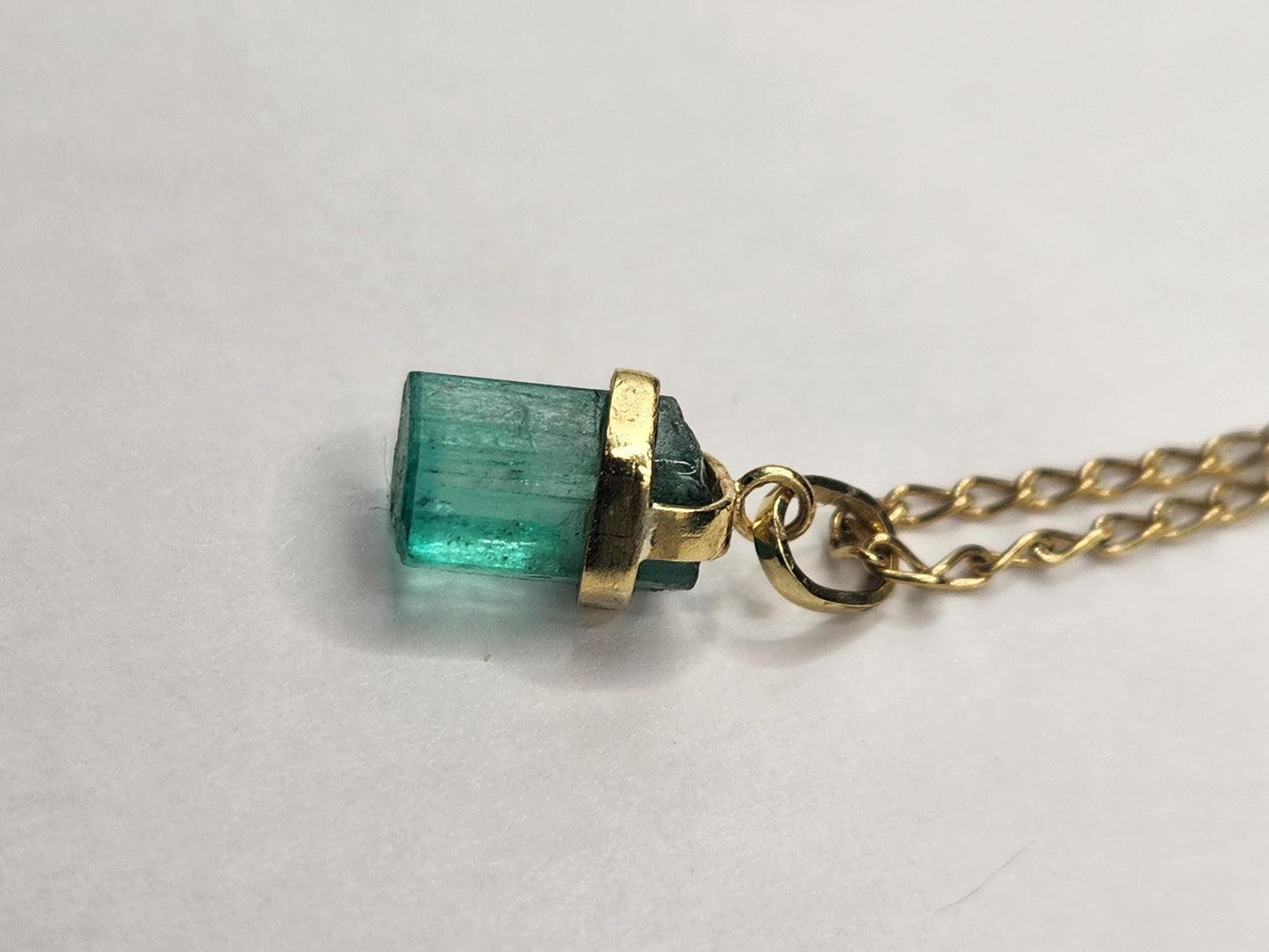 Emerald pendant 18k yellow gold, Colombian emerald, handcrafted by Colombian goldsmiths, gift, natural gem, Yellow gold, colombian jewelry,