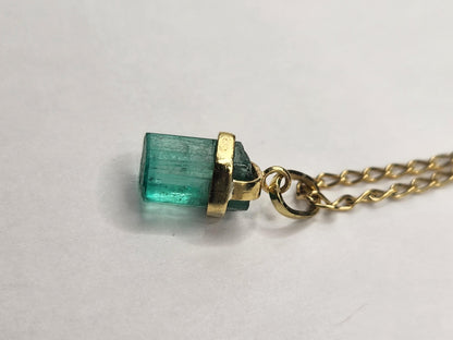 Emerald pendant 18k yellow gold, Colombian emerald, handcrafted by Colombian goldsmiths, gift, natural gem, Yellow gold, colombian jewelry,
