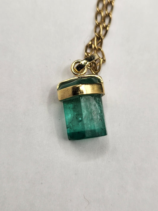 Emerald pendant 18k yellow gold, Colombian emerald, handcrafted by Colombian goldsmiths, gift, natural gem, Yellow gold, colombian jewelry,