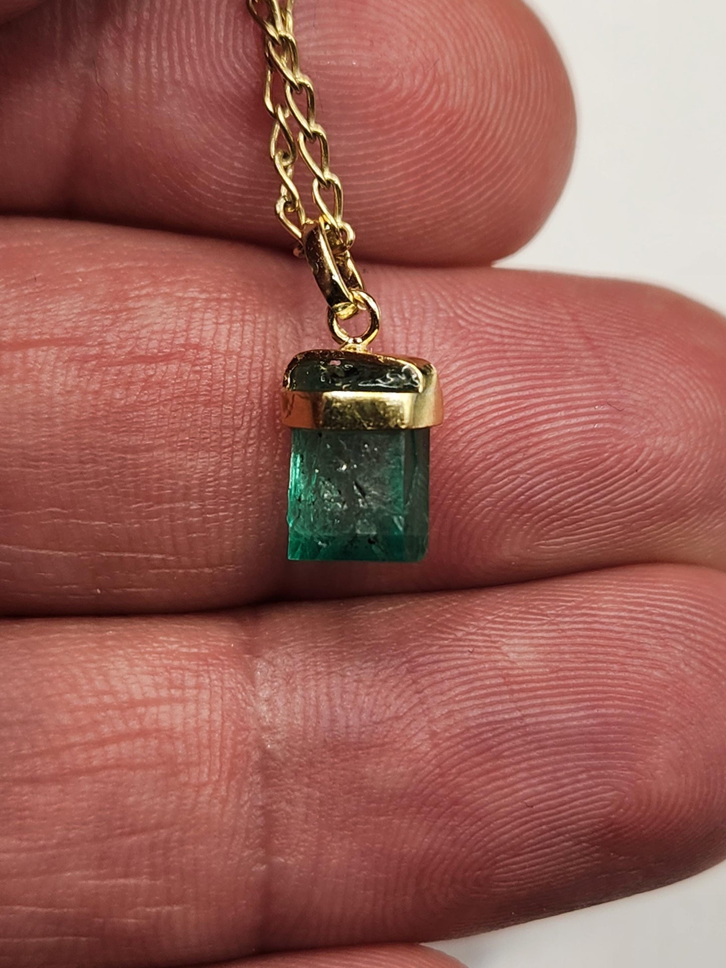Emerald pendant 18k yellow gold, Colombian emerald, handcrafted by Colombian goldsmiths, gift, natural gem, Yellow gold, colombian jewelry,