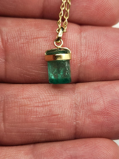 Emerald pendant 18k yellow gold, Colombian emerald, handcrafted by Colombian goldsmiths, gift, natural gem, Yellow gold, colombian jewelry,