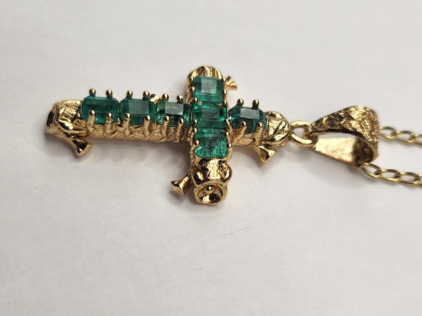 18kt Yellow Gold Cross pendant with Colombian Emeralds – A Touch of Classic Elegance and Brilliant Exclusivity" gifts, natural emerald