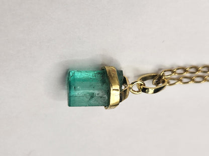 Emerald pendant 18k yellow gold, Colombian emerald, handcrafted by Colombian goldsmiths, gift, natural gem, Yellow gold, colombian jewelry,