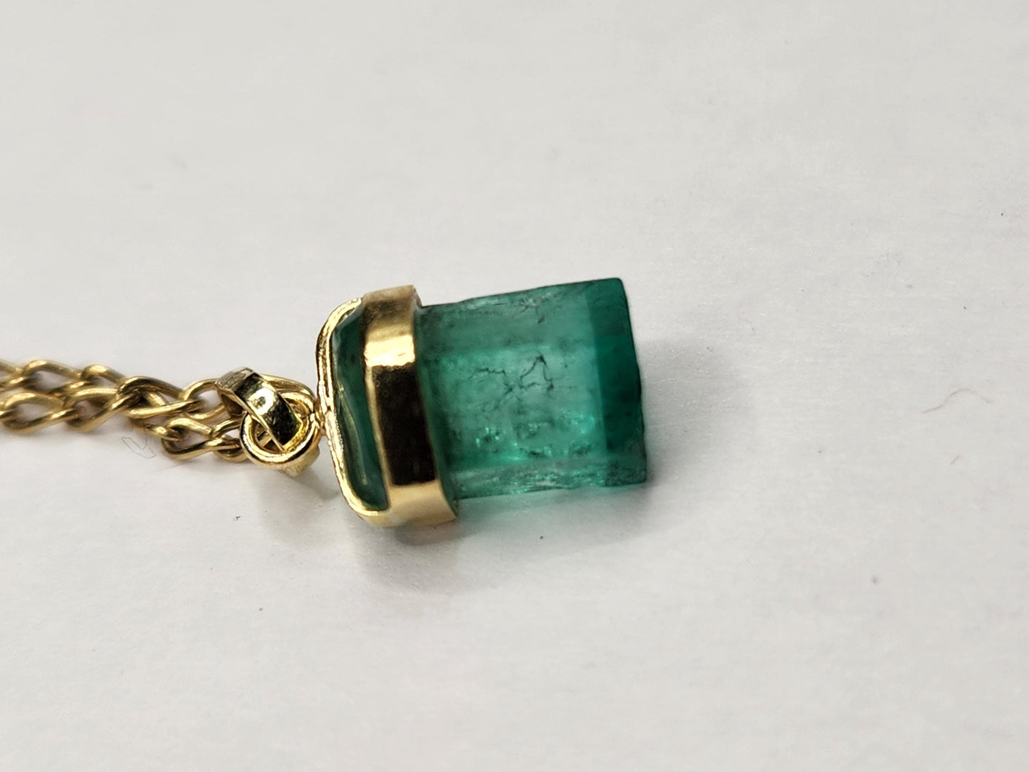 Emerald pendant 18k yellow gold, Colombian emerald, handcrafted by Colombian goldsmiths, gift, natural gem, Yellow gold, colombian jewelry,