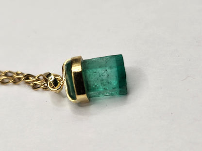 Emerald pendant 18k yellow gold, Colombian emerald, handcrafted by Colombian goldsmiths, gift, natural gem, Yellow gold, colombian jewelry,