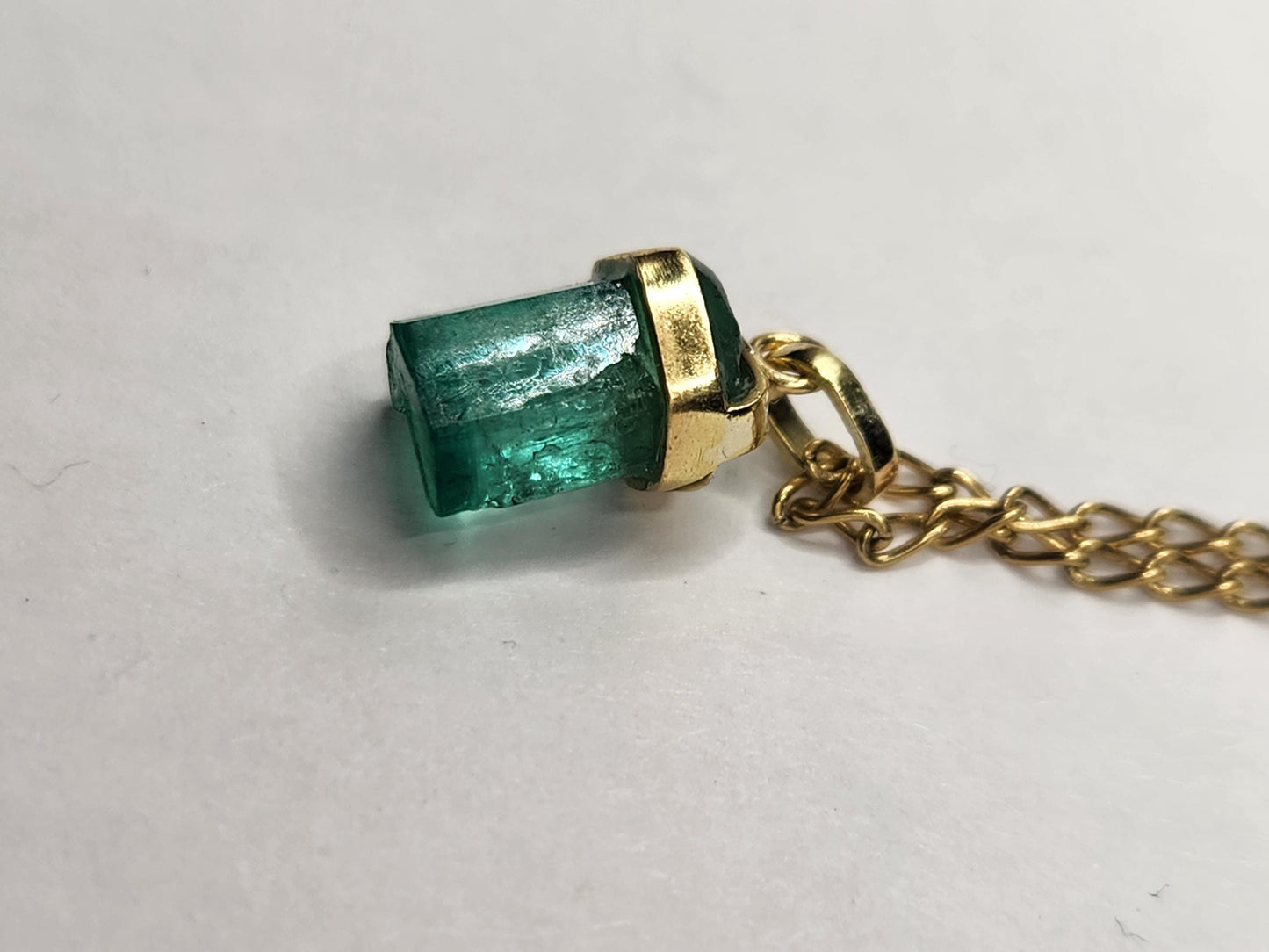 Emerald pendant 18k yellow gold, Colombian emerald, handcrafted by Colombian goldsmiths, gift, natural gem, Yellow gold, colombian jewelry,