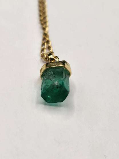 Emerald pendant 18k yellow gold, Colombian emerald, handcrafted by Colombian goldsmiths, gift, natural gem, Yellow gold, colombian jewelry,