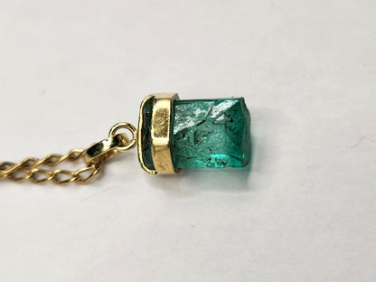 Emerald pendant 18k yellow gold, Colombian emerald, handcrafted by Colombian goldsmiths, gift, natural gem, Yellow gold, colombian jewelry,