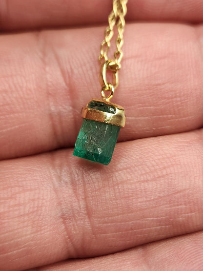 Emerald pendant 18k yellow gold, Colombian emerald, handcrafted by Colombian goldsmiths, gift, natural gem, Yellow gold, colombian jewelry,