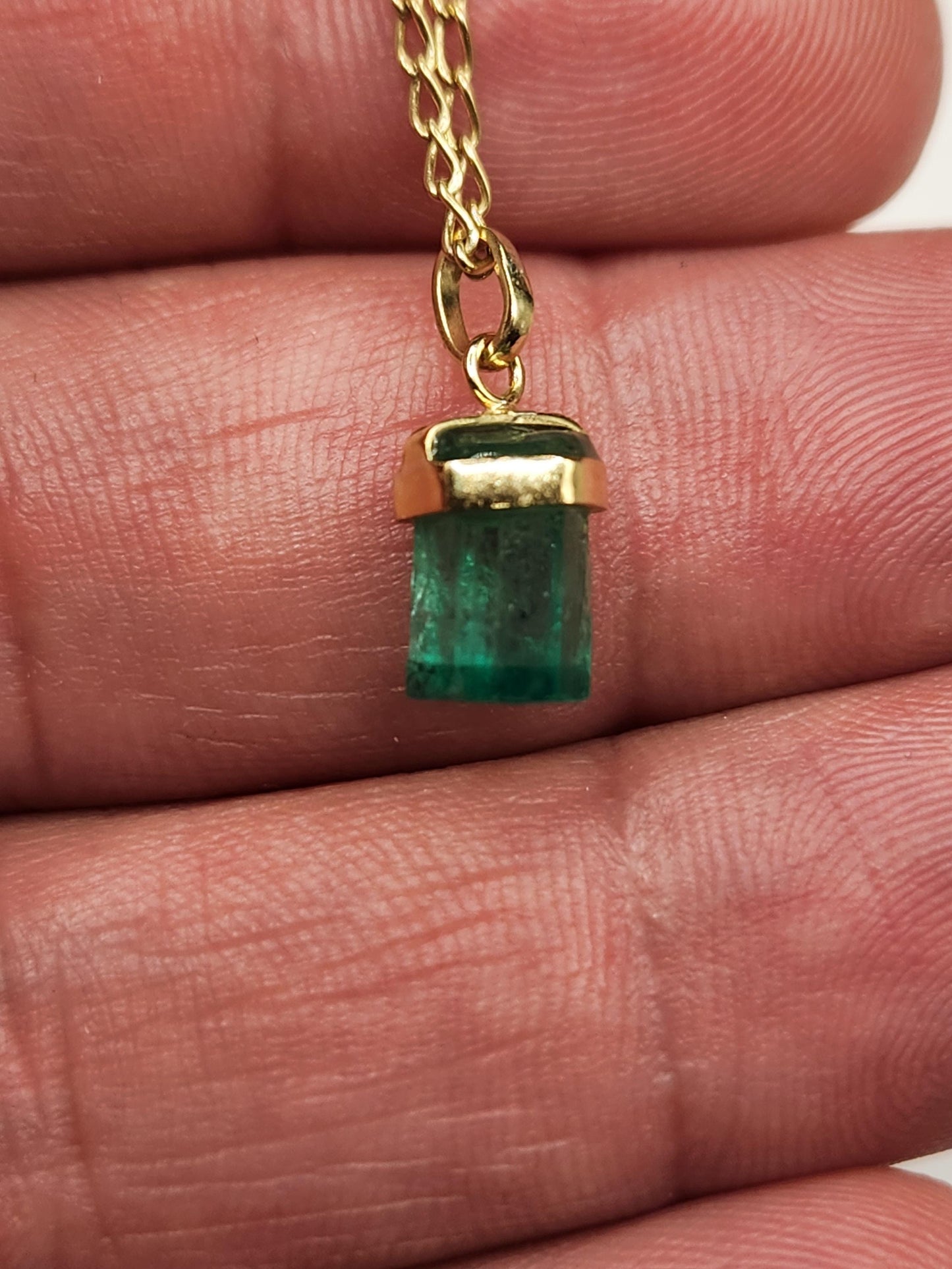 Emerald pendant 18k yellow gold, Colombian emerald, handcrafted by Colombian goldsmiths, gift, natural gem, Yellow gold, colombian jewelry,